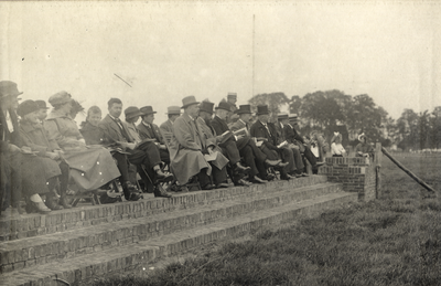 98742 Afbeelding van de eretribune met o.a. burgemeester dr. J.P. Fockema Andreae en commandant van het Regiment ...